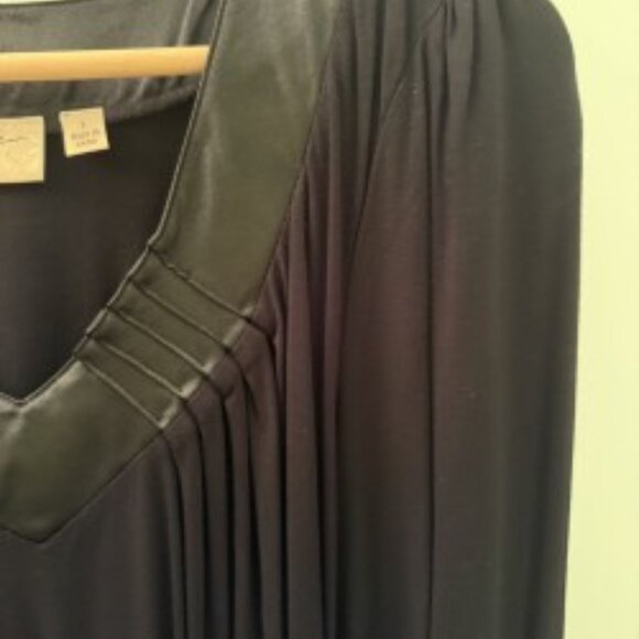 Woman's Top - Picture 4 of 6